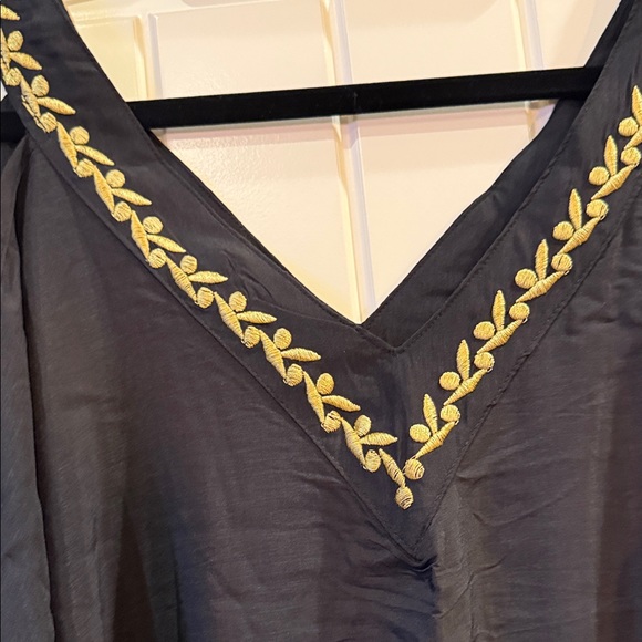 Elegant Black Dress with Gold Accents - Picture 3 of 4